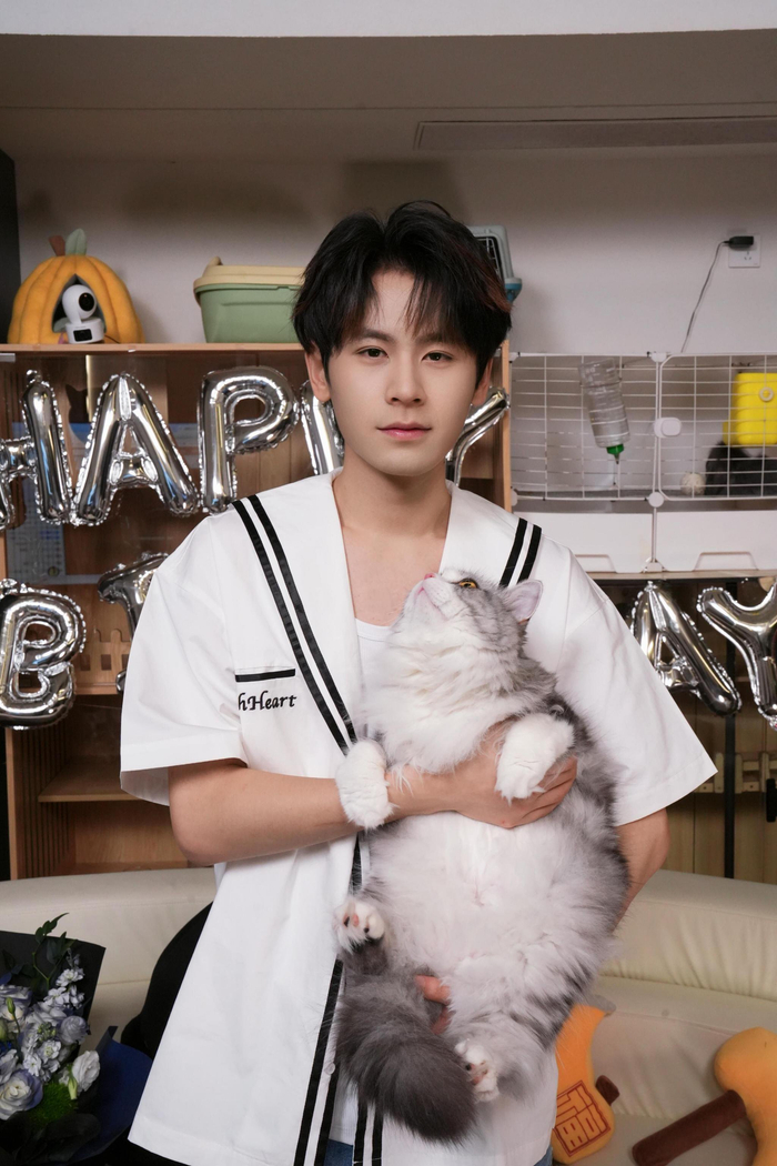 父女合照萌态十足，无畏迎光向前